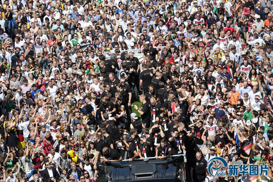 當(dāng)?shù)貢r(shí)間2014年7月15日，德國(guó)柏林，德國(guó)隊(duì)歸國(guó)舉行奪冠巡游。