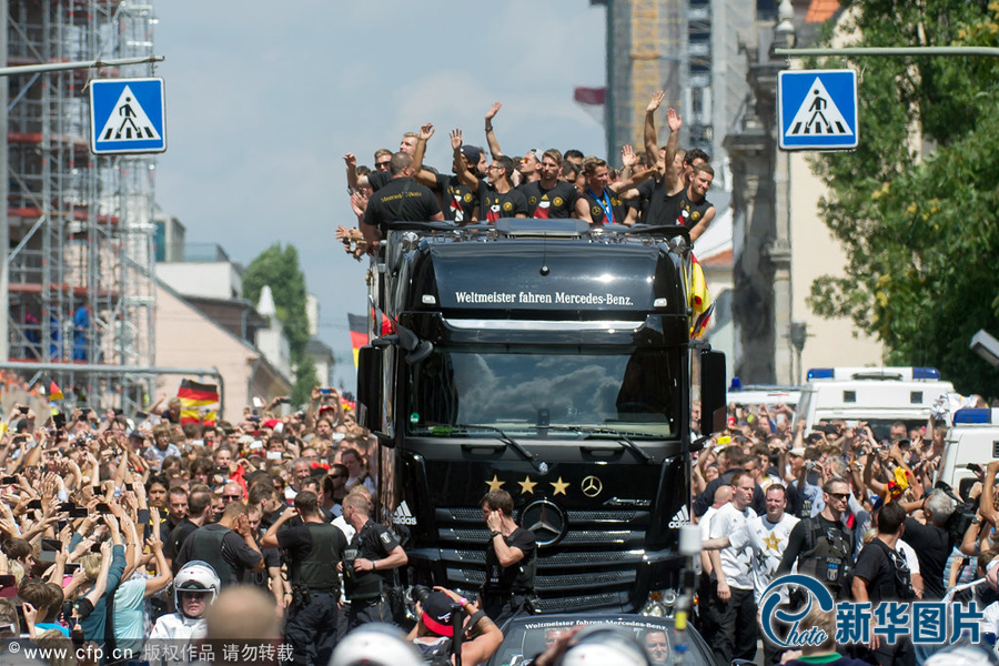 當(dāng)?shù)貢r(shí)間2014年7月15日，德國(guó)柏林，德國(guó)隊(duì)歸國(guó)舉行奪冠巡游。