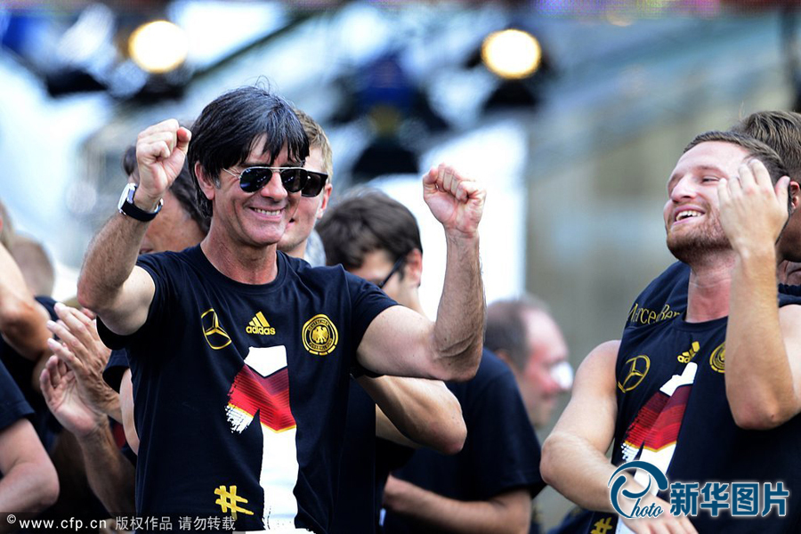 當(dāng)?shù)貢r(shí)間2014年7月15日，德國(guó)柏林，德國(guó)隊(duì)歸國(guó)舉行奪冠巡游