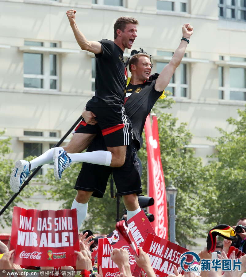 當(dāng)?shù)貢r(shí)間2014年7月15日，德國(guó)柏林，德國(guó)隊(duì)歸國(guó)舉行奪冠巡游