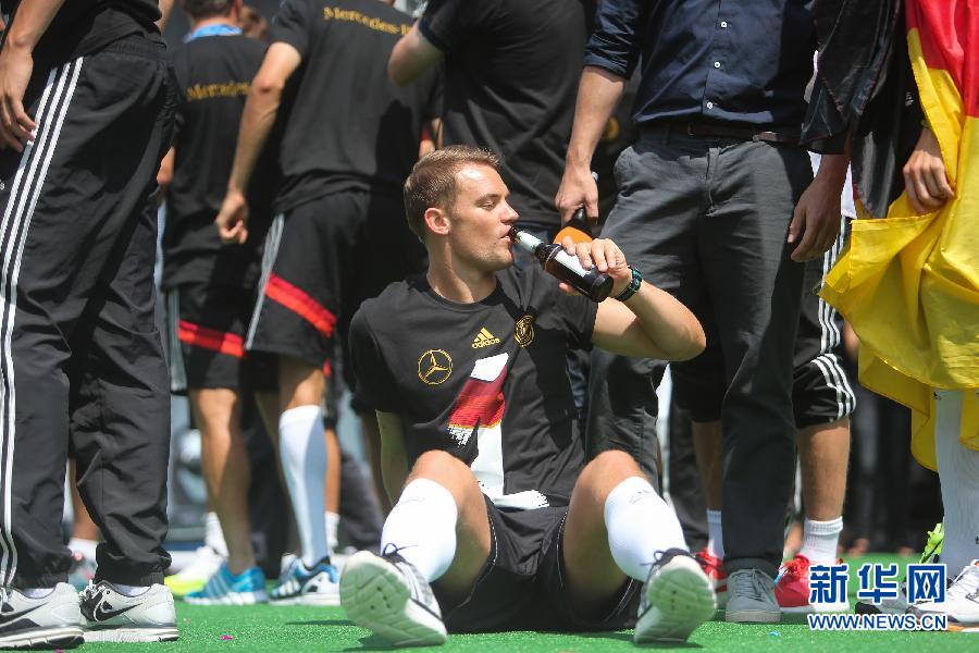 當(dāng)?shù)貢r(shí)間2014年7月15日，德國(guó)柏林，德國(guó)隊(duì)歸國(guó)舉行奪冠巡游