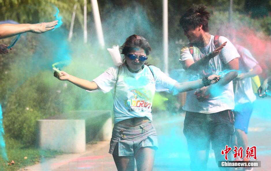 7月19日,參加彩虹跑的年輕人沖向終點(diǎn)后合影。