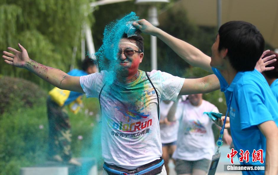 7月19日,參加彩虹跑的年輕人沖向終點(diǎn)后合影。