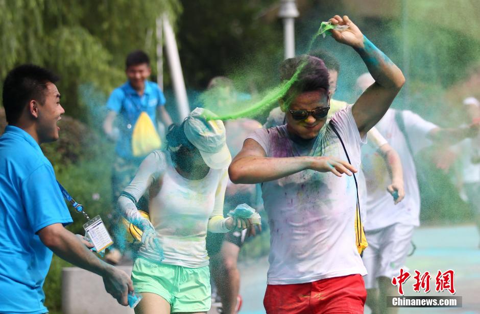 7月19日,參加彩虹跑的年輕人沖向終點(diǎn)后合影。