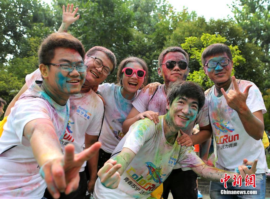 7月19日,參加彩虹跑的年輕人沖向終點(diǎn)后合影。