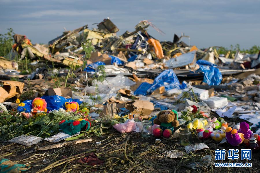 7月19日,在烏克蘭頓涅茨克州拉瑟普諾耶村附近,人們將玩具擺放在馬航MH17航班墜機(jī)現(xiàn)場。