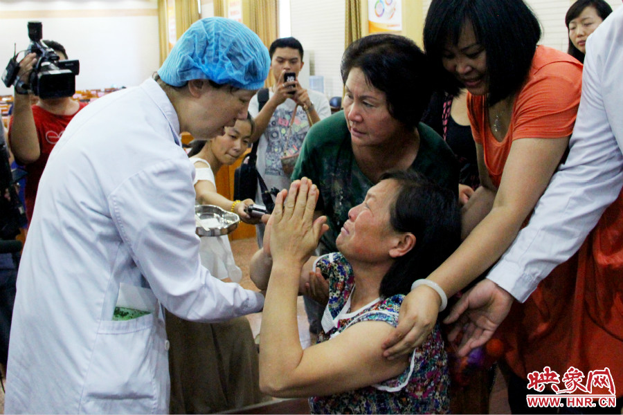 當(dāng)?shù)弥↓埬X部的鋼針成功取出，馮書想的情緒有些激動(dòng)。