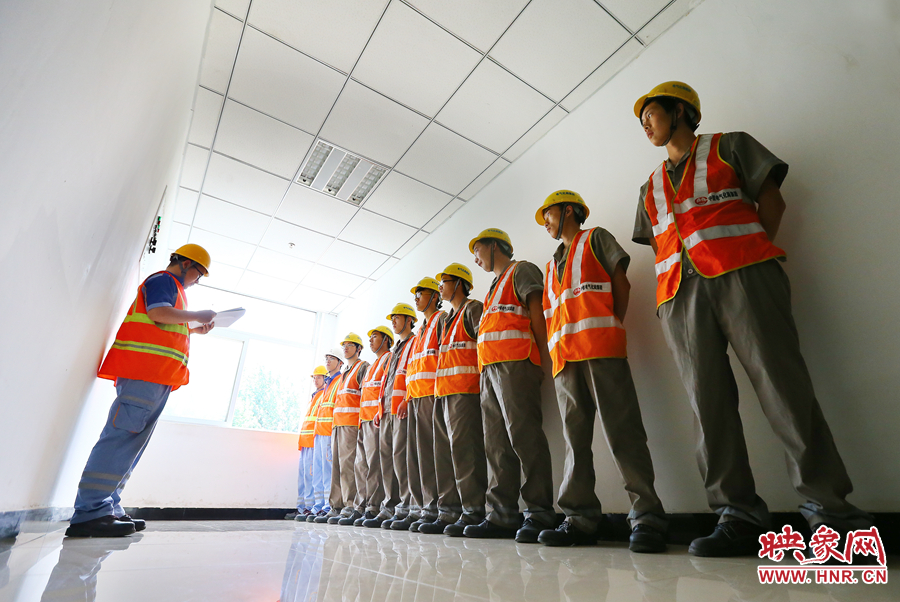 檢修前，班長需要向大家提醒工作要點(diǎn)和安全事項(xiàng)