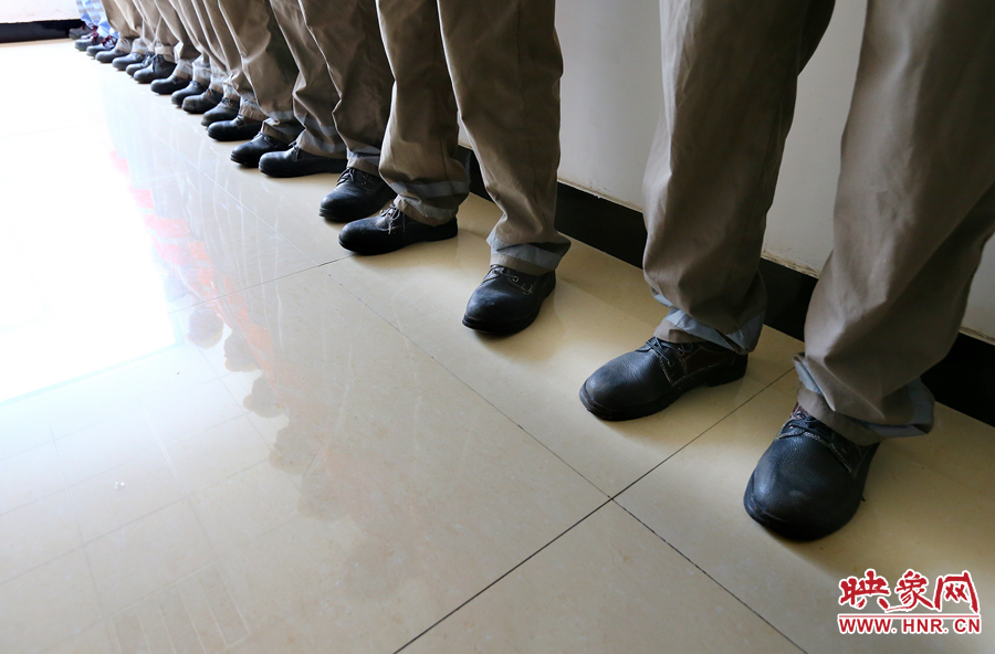 由于工作需要，即使在高溫天氣下也必須穿厚重的絕緣鞋