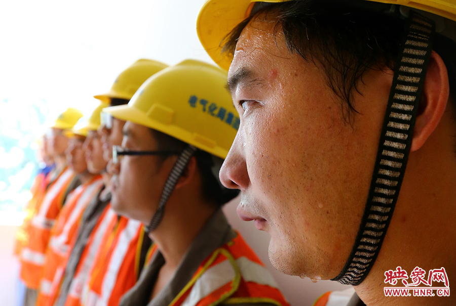 入伏的天氣里，一套工裝穿在身上，即使不動也是滿頭大汗