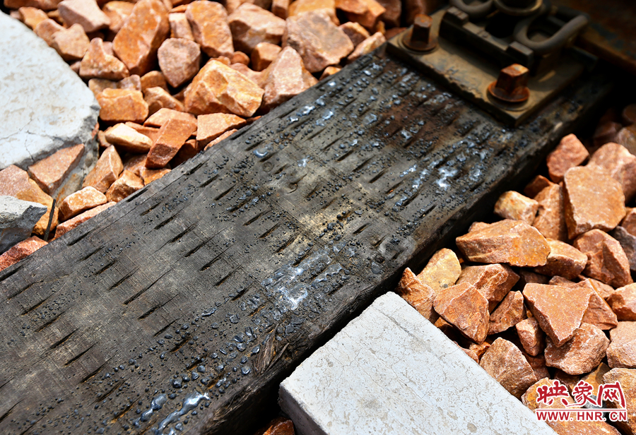 烈日的烘烤下，枕木上的瀝青已經(jīng)被曬化