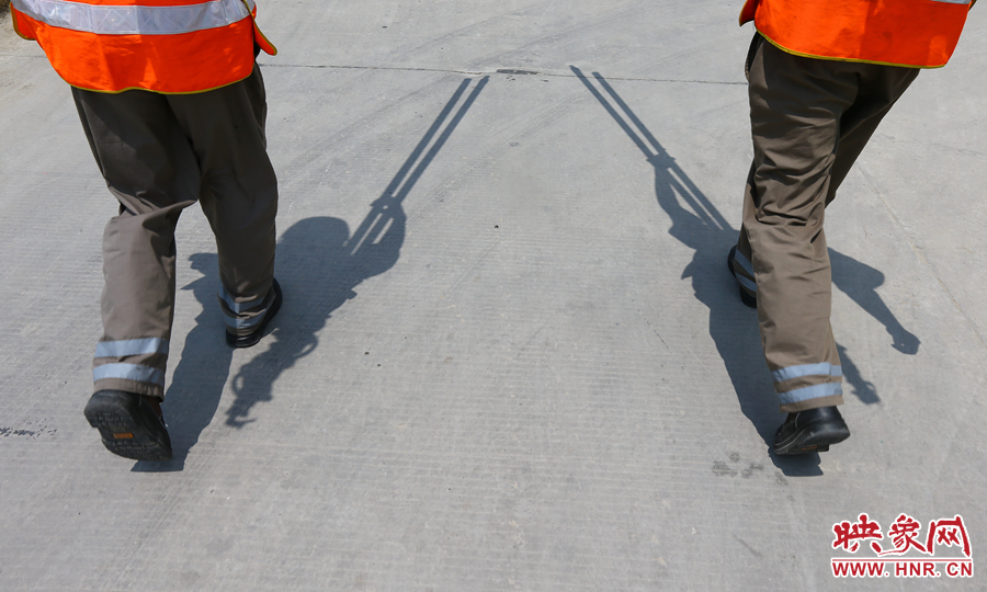 中午時分，烈日當(dāng)頭，在滾燙的水泥地面上投下了小小的身影