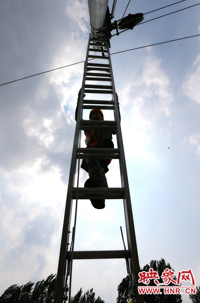 頂著太陽的直射，檢修工不斷要爬上高處施工
