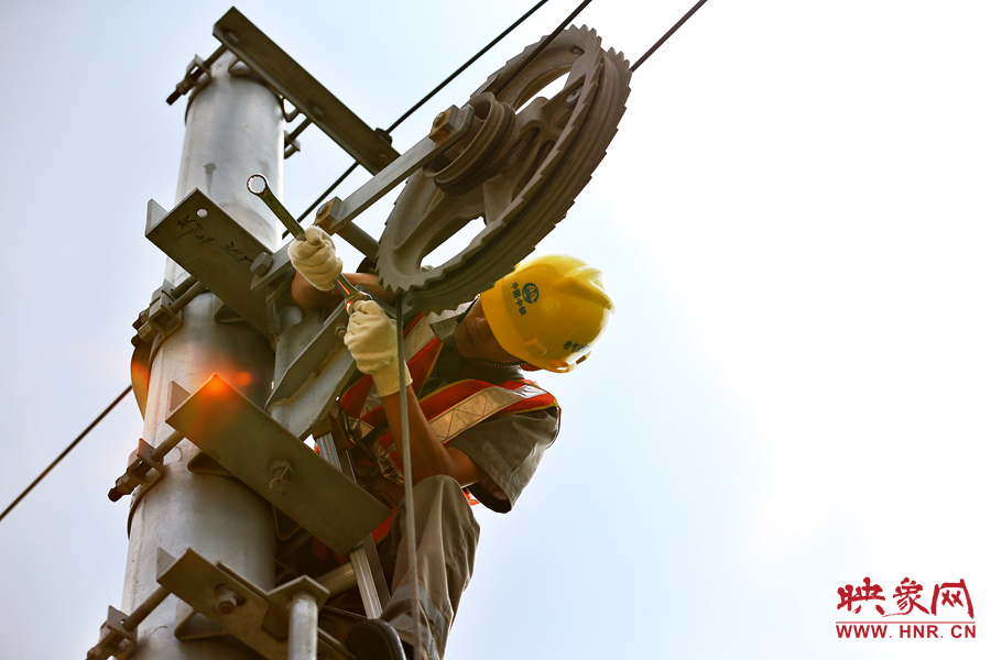 被太陽暴曬后的線桿碰著就能燙紅皮膚，可是檢修員此刻也顧不得許多