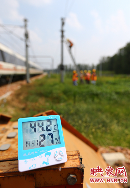 剛開始工作20分鐘，戶外溫度已經(jīng)達(dá)到44.2℃