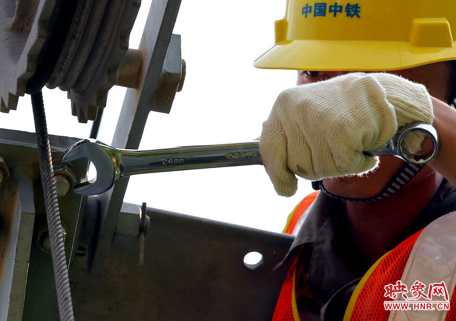 雖然備受高溫的煎熬，但是工作卻是一絲不茍