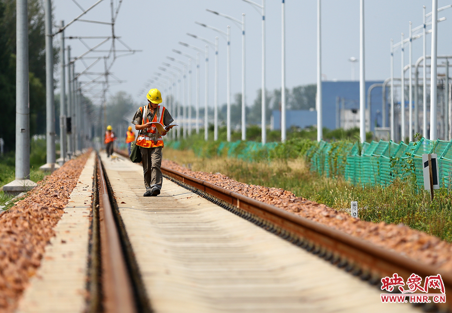 在前往下個檢修點(diǎn)的路上，還不忘查看工作單
