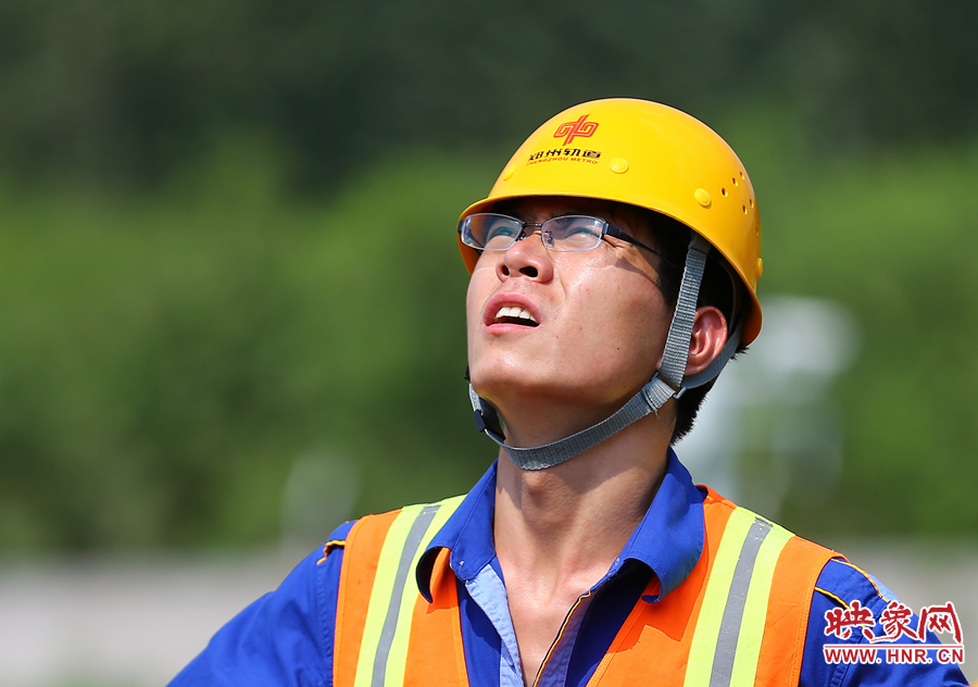 在直射的陽光下，工作人員只能瞇著眼睛觀察施工情況