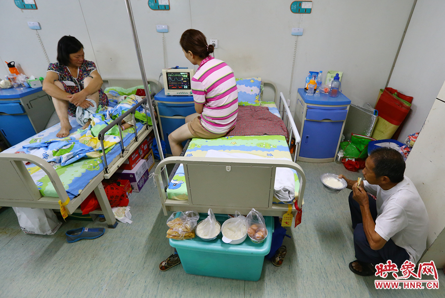 早上八點(diǎn)多，親戚買來(lái)了早餐，可是孩子的奶奶和姑姑卻吃不下去