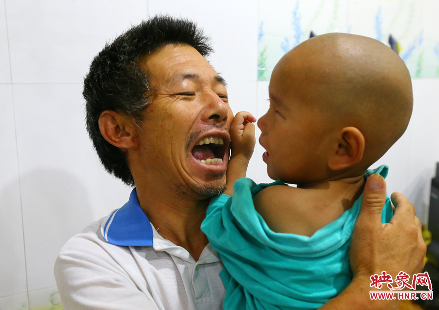 麻醉前，爺爺努力逗著大龍笑，他希望孩子能暫時(shí)忘記傷病帶來(lái)的疼痛