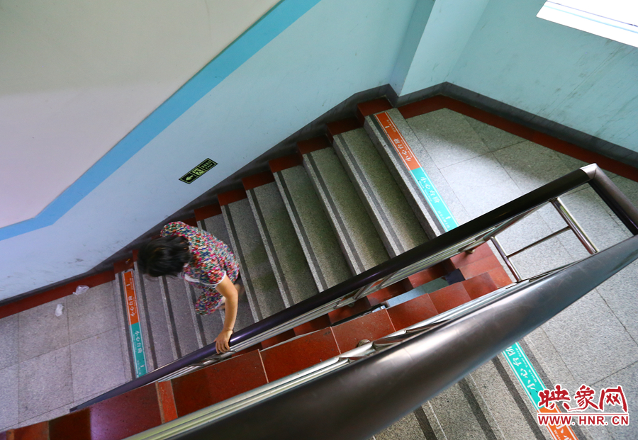 當(dāng)看到孫子進(jìn)入手術(shù)室后，大龍的奶奶含著淚離開(kāi)