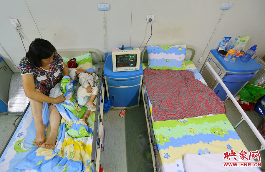 大龍手術(shù)期間，奶奶一直守在小龍身邊