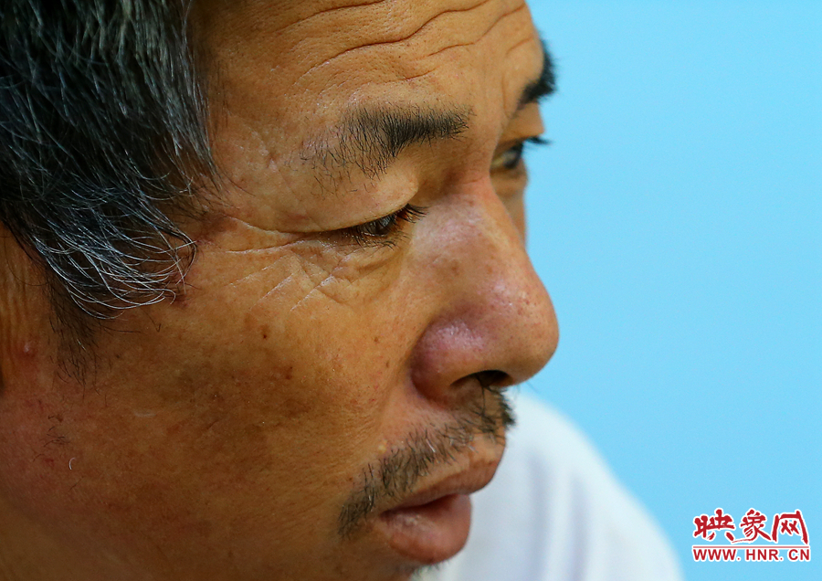 大龍爺爺兩鬢的白發(fā)這兩天好像又多了些，在手術(shù)室外的等待，更是對(duì)他內(nèi)心的煎熬。