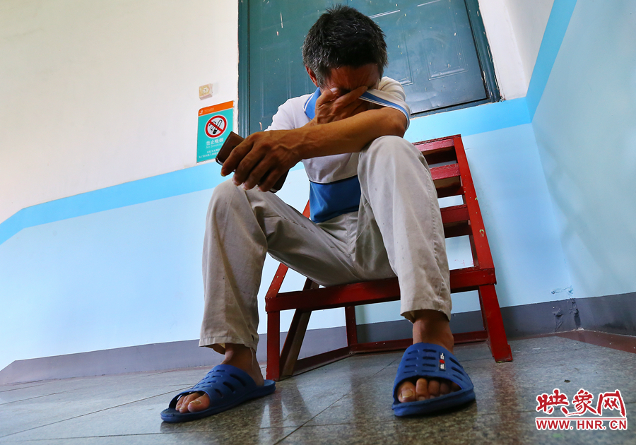 爺爺通過(guò)電話告知守護(hù)小龍的奶奶，大龍手術(shù)成功后喜極而泣