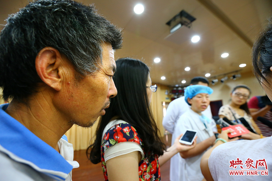 大龍的爺爺在記者采訪醫(yī)生的時(shí)候，在一旁默默的聽(tīng)著病情介紹