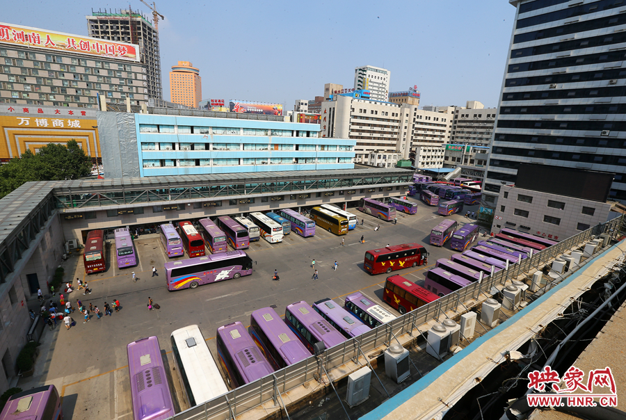 不大的停車場內(nèi)，每天都有上千輛長途車需要調(diào)度員指揮協(xié)調(diào)