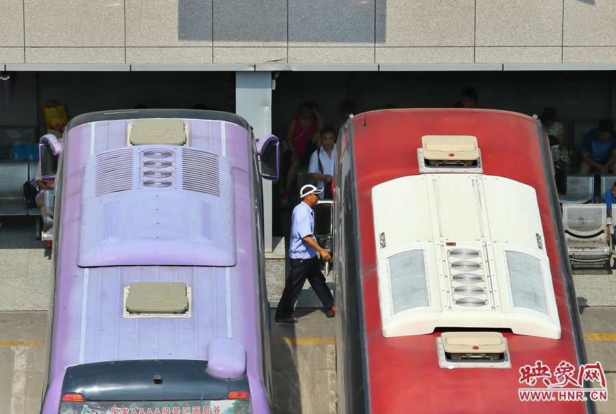 調(diào)度員的身影，在客車間不停穿梭