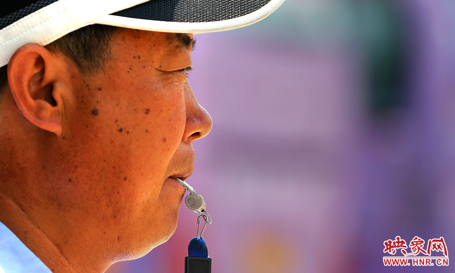 嘴中的口哨不停的響起，一個班下來口干舌燥是家常便飯