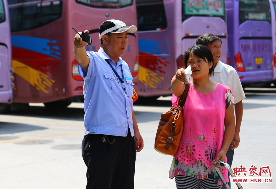 指揮調(diào)度期間，不停的有乘客咨詢乘車問題，調(diào)度員都是耐心的給他們解答