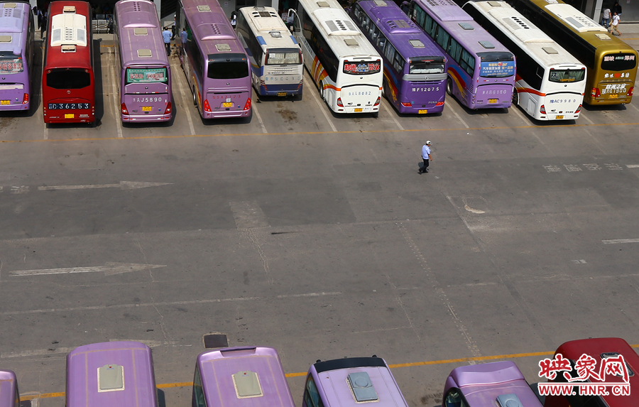 在不大的車站內(nèi)，幾十輛客車不停運(yùn)轉(zhuǎn)的發(fā)動機(jī)，使得場站內(nèi)溫度居高不下