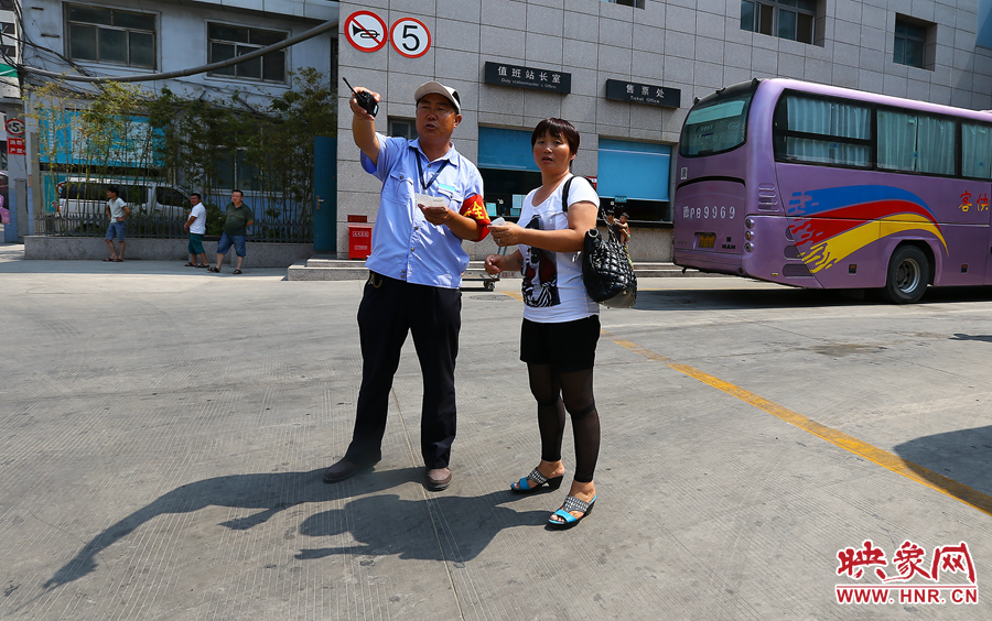 調(diào)度員不僅要保證車輛安全通暢，還肩負(fù)著疏導(dǎo)旅客的工作