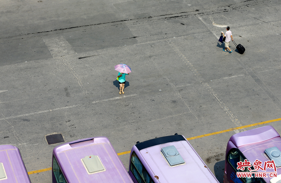 酷暑的陽光，常常曬化車站內(nèi)地面的瀝青，乘車的旅客都是匆匆而過，不愿過多停留。
