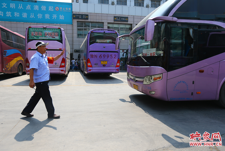 龐大的長途客車，在調(diào)度員的指揮下井井有條