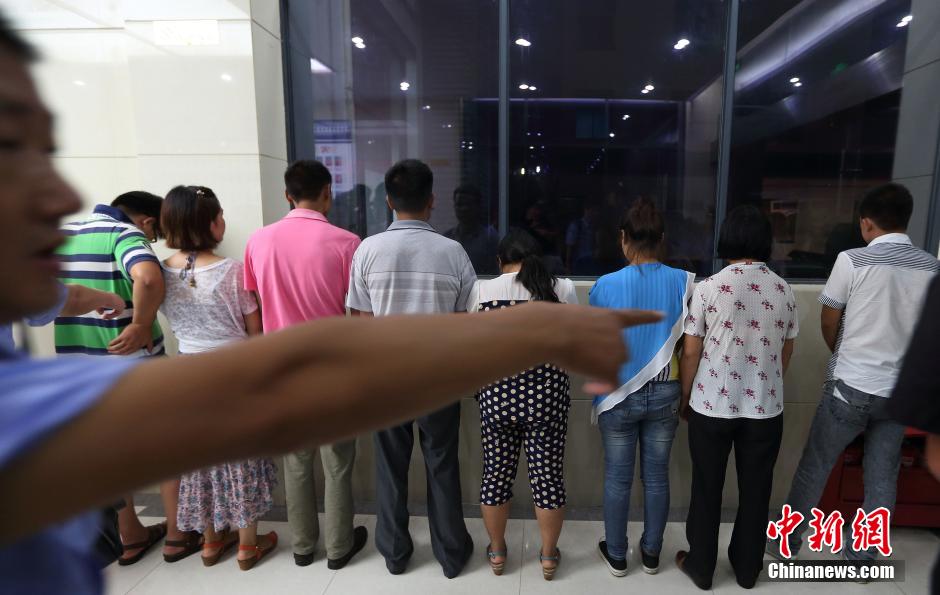 7月24日晚,南京警方將抓獲的以福建、江西、河南、湖北、黑龍江等多個(gè)外省市的涉及傳銷(xiāo)人員集中帶回。