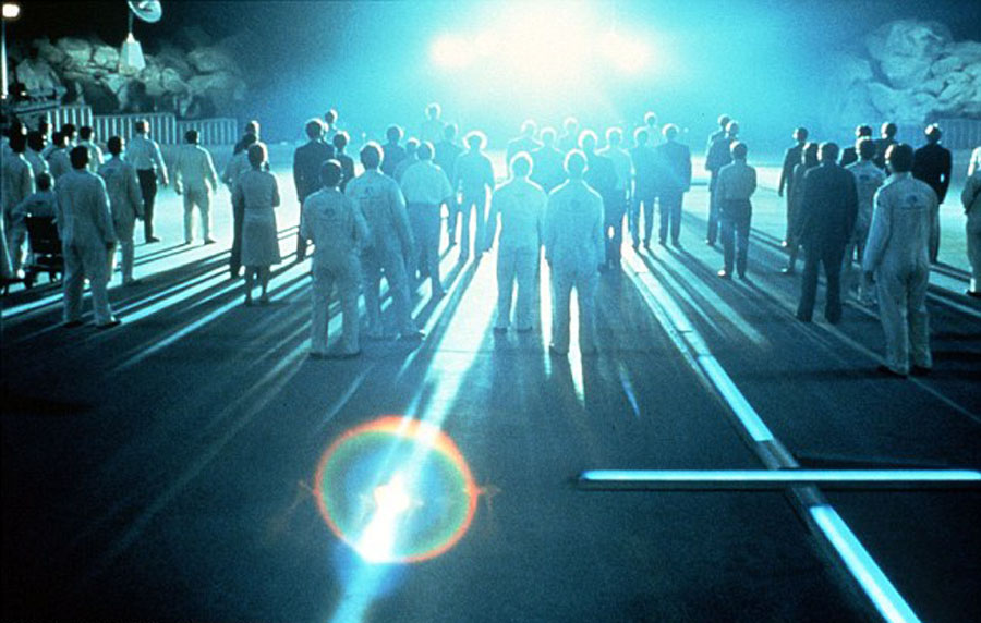 攝影師拍攝到的圖片看上去像科幻電影《第三類接觸》中外星人登陸地球的畫面。