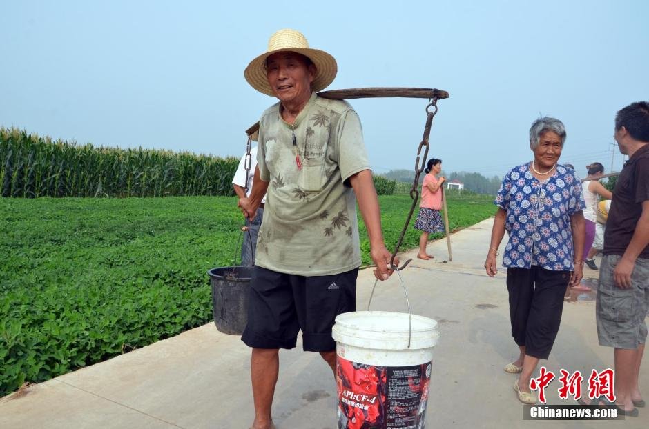 每天排隊(duì)取水，廢水循環(huán)使用已成為該村老少的生活習(xí)慣。