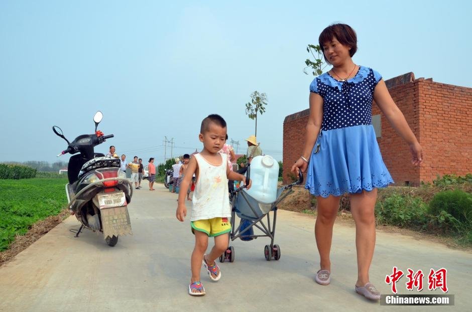 村民每天排隊(duì)取水。