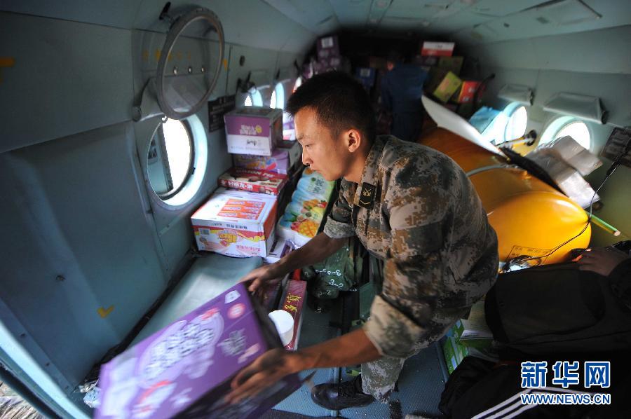  8月5日，在魯?shù)榭h龍頭山鎮(zhèn)，部隊(duì)官兵從直升機(jī)上卸載救災(zāi)物資。