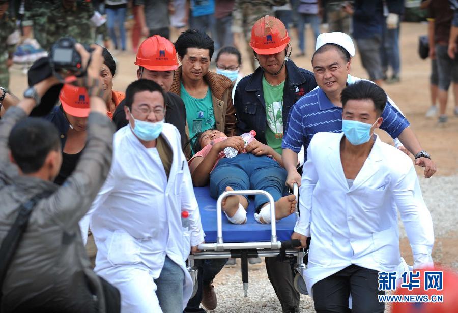 8月5日，在魯?shù)榭h龍頭山鎮(zhèn)，醫(yī)護(hù)人員準(zhǔn)備將傷員轉(zhuǎn)運(yùn)到直升機(jī)。