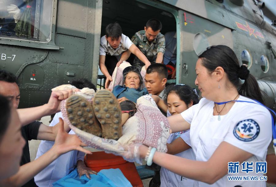 8月5日，醫(yī)護(hù)人員將一名通過(guò)直升機(jī)從震中轉(zhuǎn)運(yùn)出來(lái)的傷員運(yùn)下飛機(jī)。
