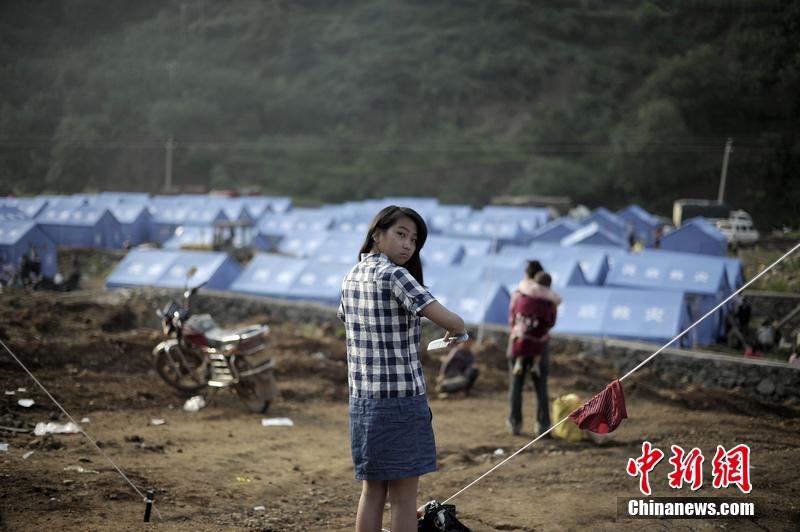 云南昭通龍頭山鎮(zhèn)受災(zāi)群眾安置點(diǎn)，上千災(zāi)民被安置在此，開(kāi)始新的生活。