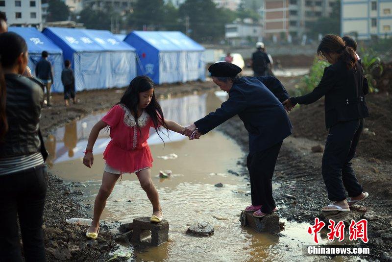 2014年8月6日，云南魯?shù)辇堫^山災(zāi)區(qū)，民眾暫居帳篷。