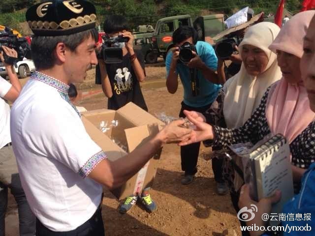 　“切糕王子”阿迪力帶著重達(dá)5噸、價(jià)值50萬(wàn)元的切糕于7日下午抵達(dá)魯?shù)榈卣鹫鹬旋堫^山鎮(zhèn)。