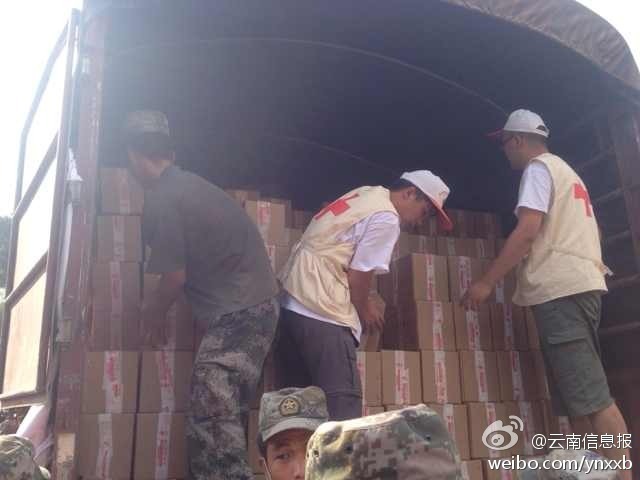 第14集團(tuán)軍官兵協(xié)助阿迪力將1100余箱切糕從貨車(chē)上卸下。