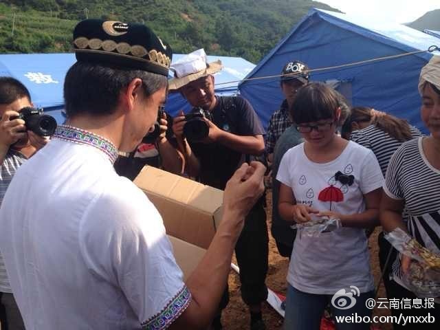 “切糕王子”阿迪力帶著重達(dá)5噸、價(jià)值50萬(wàn)元的切糕于7日下午抵達(dá)魯?shù)榈卣鹫鹬旋堫^山鎮(zhèn)。