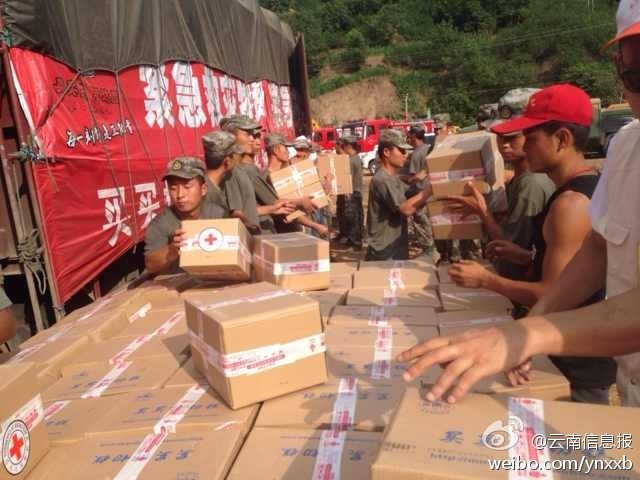 第14集團(tuán)軍官兵協(xié)助阿迪力將1100余箱切糕從貨車(chē)上卸下。